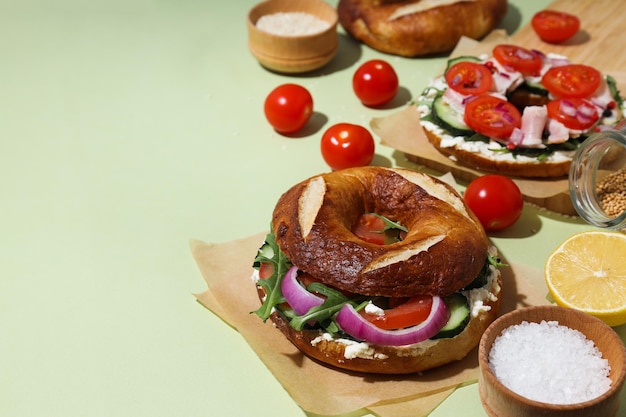 Concept van heerlijk eten lekker bagel sandwich ruimte voor tekst