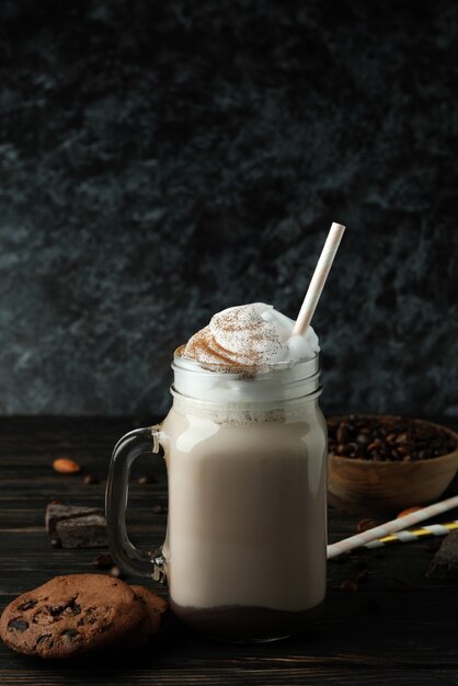 Concept van heerlijk eten met chocolade milkshake op houten tafel