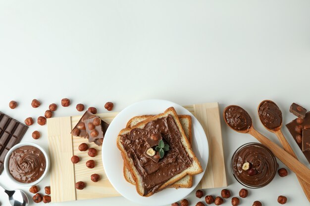 Concept van heerlijk eten met chocoladepasta op witte achtergrond