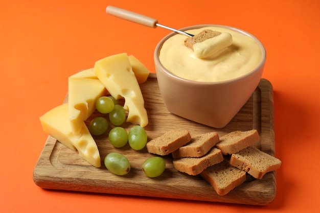 Concept van heerlijk eten met fondue op oranje achtergrond