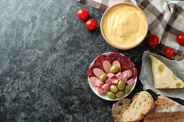 Concept van heerlijk eten met fondue op zwarte rokerige tafel