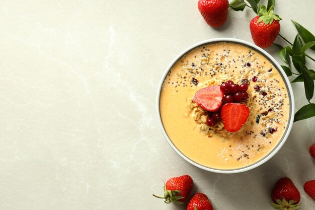 Concept van heerlijk eten met smoothie met verschillende ingrediënten ruimte voor tekst