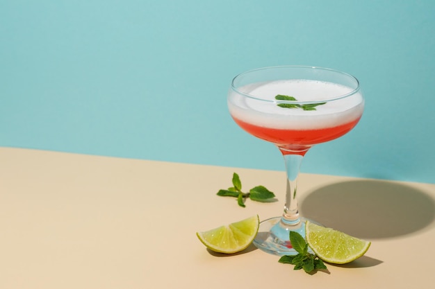 Concept van heerlijke alcoholische drank kosmopolitische cocktail