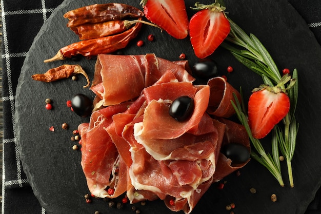 Concept van heerlijke spaanse keuken jamon close-up