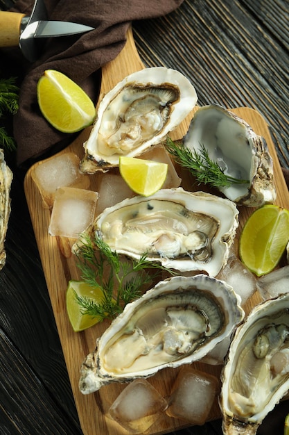 Concept van heerlijke zeevruchten oesters op houten tafel