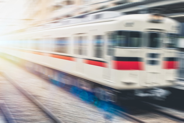 Foto concept van het de spoorwegvervoer van japan van de onduidelijk beeldtrein het snelle voor achtergrond