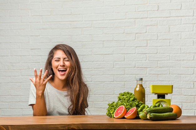 Concept van het dieet. Portret van een gezonde jonge Latijns-vrouw erg bang en bang