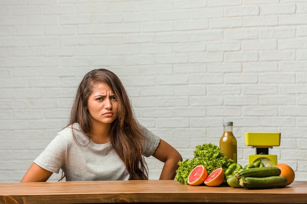 Concept van het dieet. Portret van een gezonde jonge Latijns-vrouw erg boos en boos