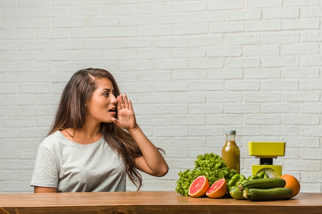 Concept van het dieet. Portret van een gezonde jonge Latijns-vrouw fluisteren roddel ondertoon