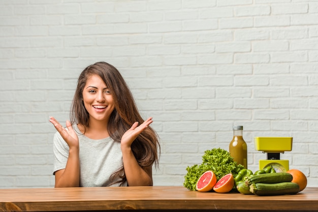 Concept van het dieet. portret van een gezonde jonge latijns-vrouw verrast en geschokt, kijkt met grote ogen, opgewonden door een aanbod of door een nieuwe baan, win concept