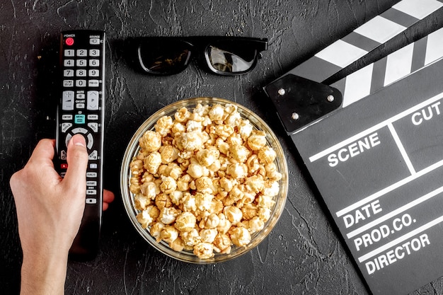 Concept van het kijken naar films met popcorn