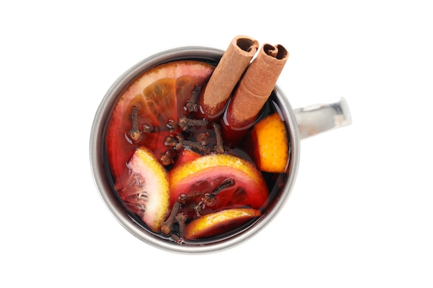 Concept van het koken van glühwein op een witte achtergrond