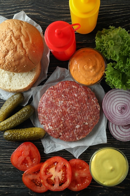 Concept van het koken van hamburger op houten tafel