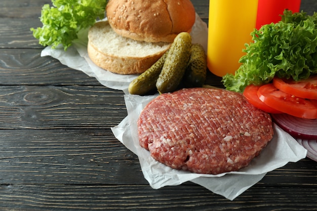 Concept van het koken van hamburger op houten tafel