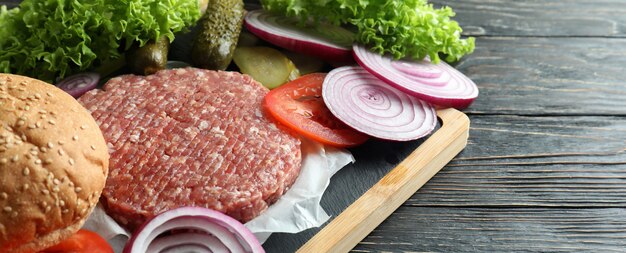 Concept van het koken van hamburger op houten tafel