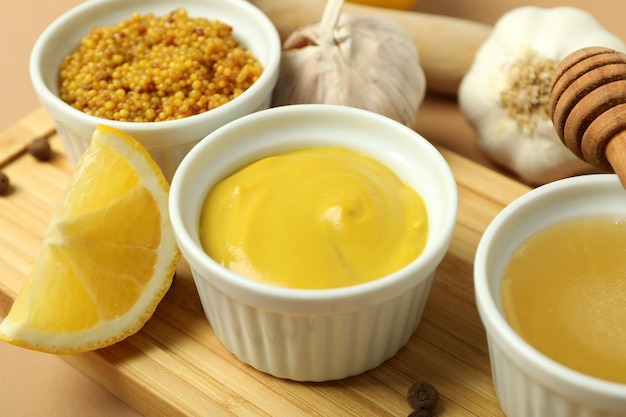 Concept van het koken van honing-mosterdsaus close-up