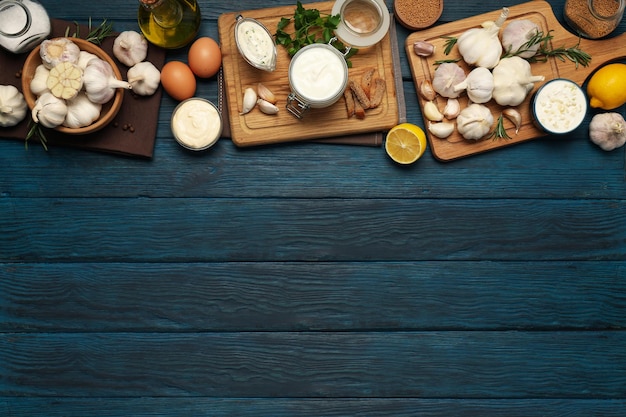 Concept van het koken van knoflooksaus op houten achtergrond