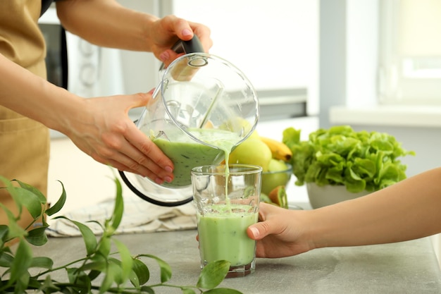 Concept van het koken van lekker eten met blender