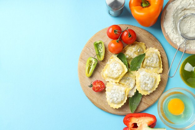 Concept van het koken van ravioli op blauwe achtergrond