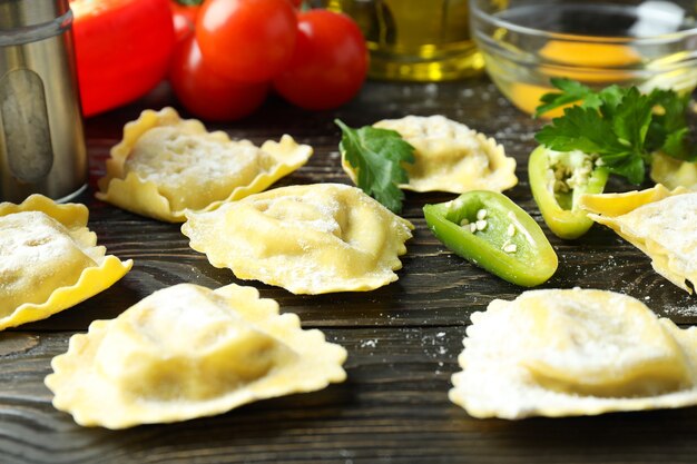 Concept van het koken van ravioli op houten achtergrond