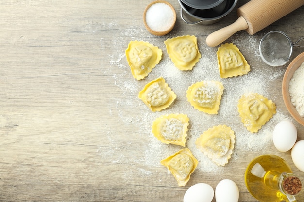 Concept van het koken van ravioli op houten achtergrond