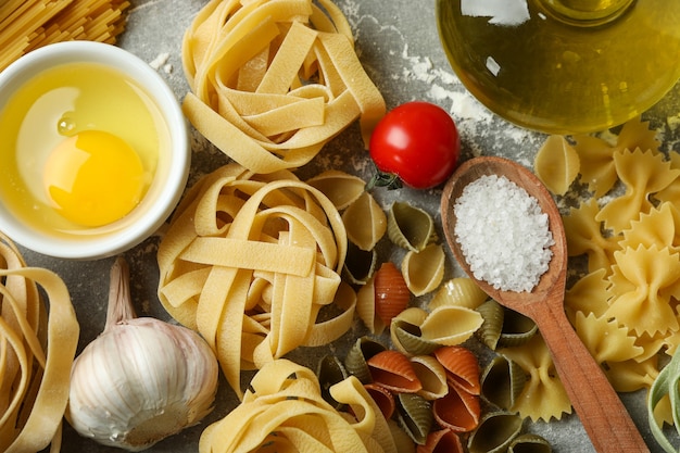 Concept van het koken van smakelijke pasta, bovenaanzicht