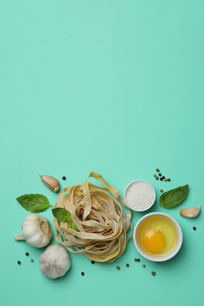 Concept van het koken van smakelijke pasta op munt