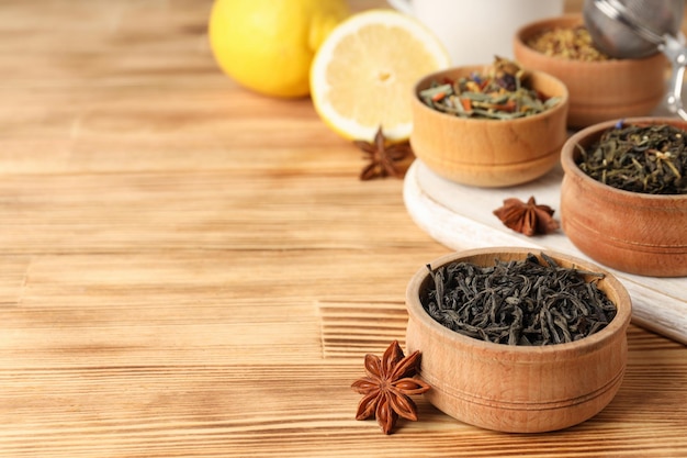 Concept van het koken van thee met verschillende soorten thee op houten achtergrond