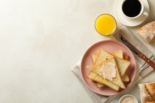 Concept van het koken van toast op witte tafel