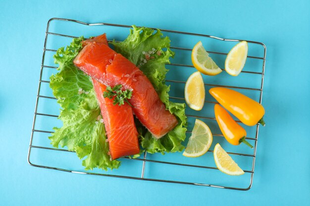 Concept van het koken van zalm op blauw