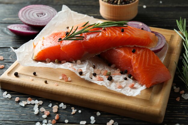 Concept van het koken van zalm op houten tafel