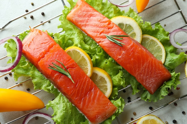 Foto concept van het koken van zalm op wit