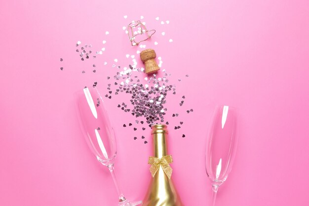 Foto concept van het openen van een dure gouden champagnefles gewijd aan de viering.