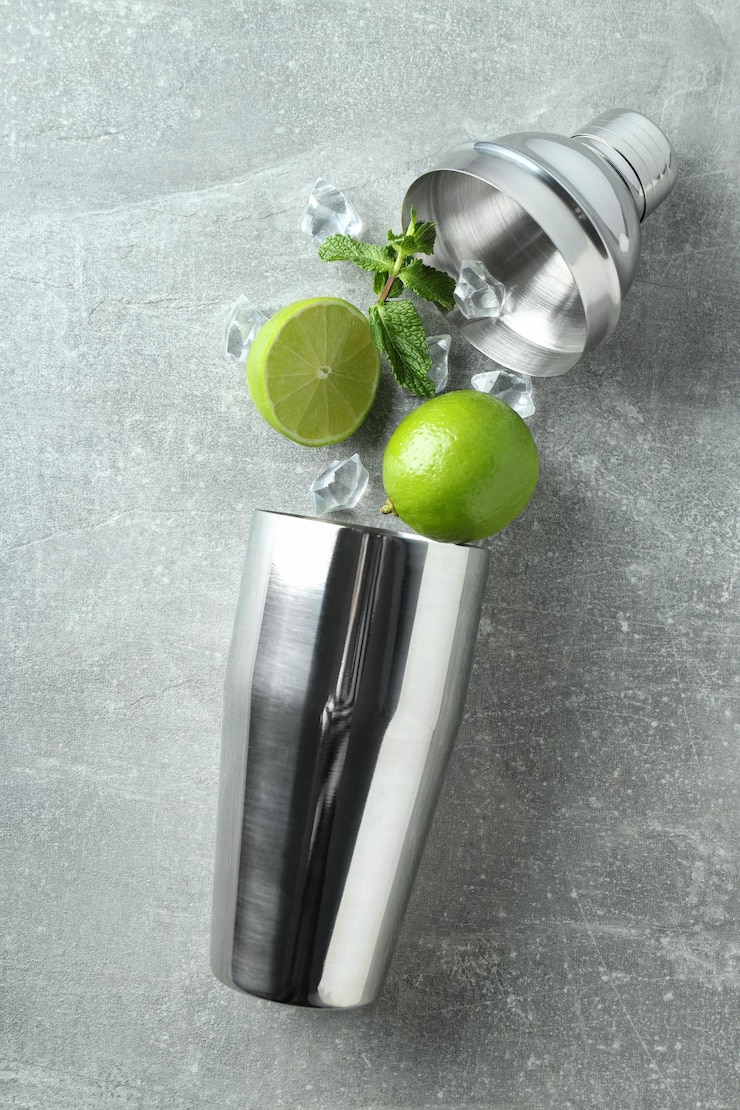 Foto concept van het voorbereiden van cocktailshaker bovenaanzicht