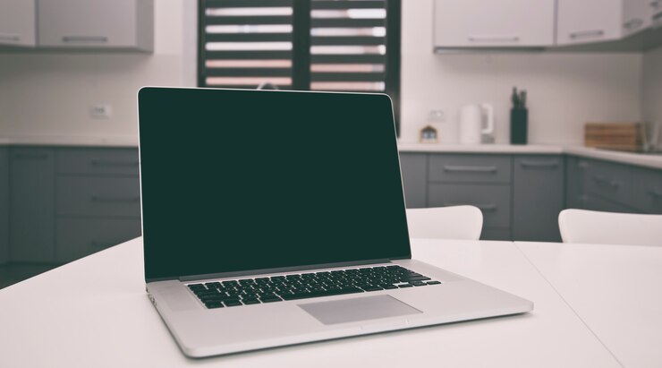 Foto concept van het zoeken naar recepten met moderne laptop op tafel in de keuken