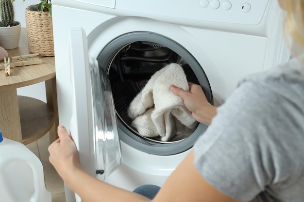 Concept van huishoudelijk werk met wasmachine en meisje op witte achtergrond