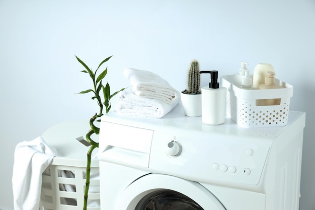 Concept van huishoudelijk werk met wasmachine op witte achtergrond