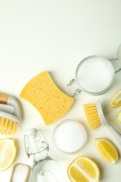 Concept van huishoudelijke schoonmaakmiddelen met citroenzuur