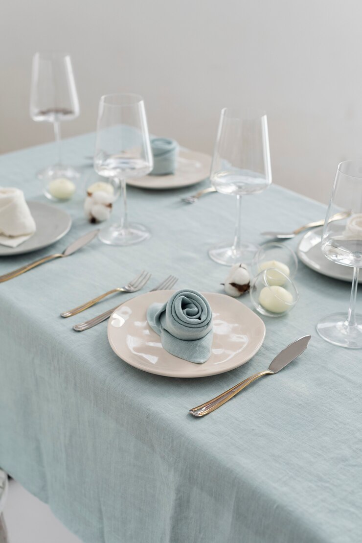 Concept van huwelijksdecoratie met linnen servetten, selectieve focusafbeelding