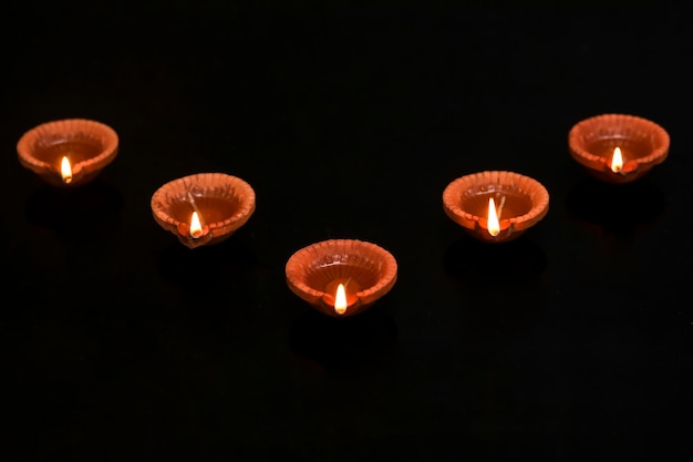 Concept van Indiase festival diwali Traditionele olielampen op donkere achtergrond