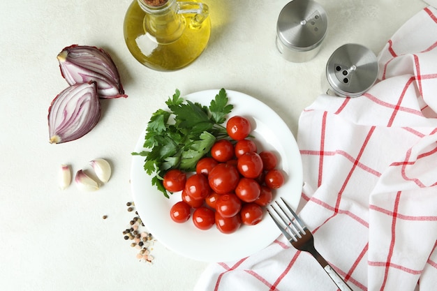 Concept van ingemaakte groenten met tomaten op witte getextureerde tafel