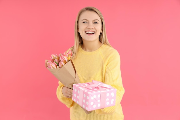 Concept van Internationale Vrouwendag met jonge vrouw