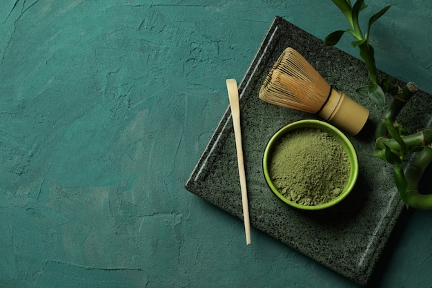 Concept van Japanse thee met matcha op groene gestructureerde achtergrond