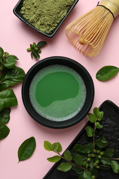 Concept van Japanse thee met matcha op roze achtergrond