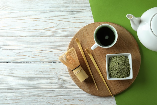 Concept van Japanse thee met matcha op witte houten tafel