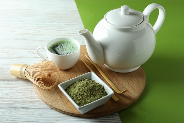 Concept van Japanse thee met matcha op witte houten tafel