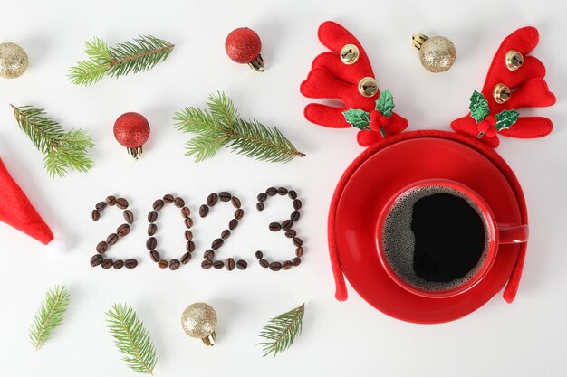 Concept van kerstmis en gelukkig nieuwjaar kerstkoffie bovenaanzicht