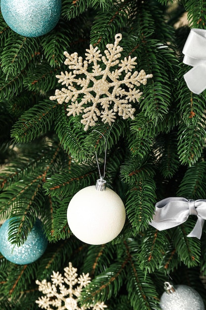 Concept van Kerstmis en Gelukkig Nieuwjaar mooie kerstboom