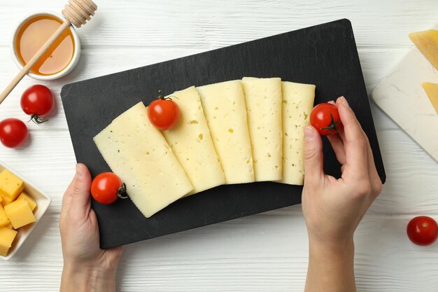 Concept van koken eten met harde kaas op witte houten achtergrond