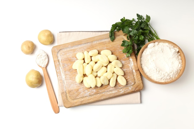 Concept van koken met rauwe aardappel gnocchi bovenaanzicht